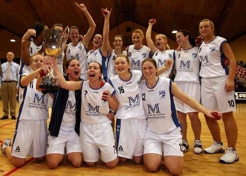 Amanda O’Regan, in the front row, on the right side, after winning the Women’s National Cup with Glanmire at the National Basketball Arena in 2007.
