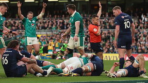 Ireland keep pressure on France with bonus-point win over Scotland
