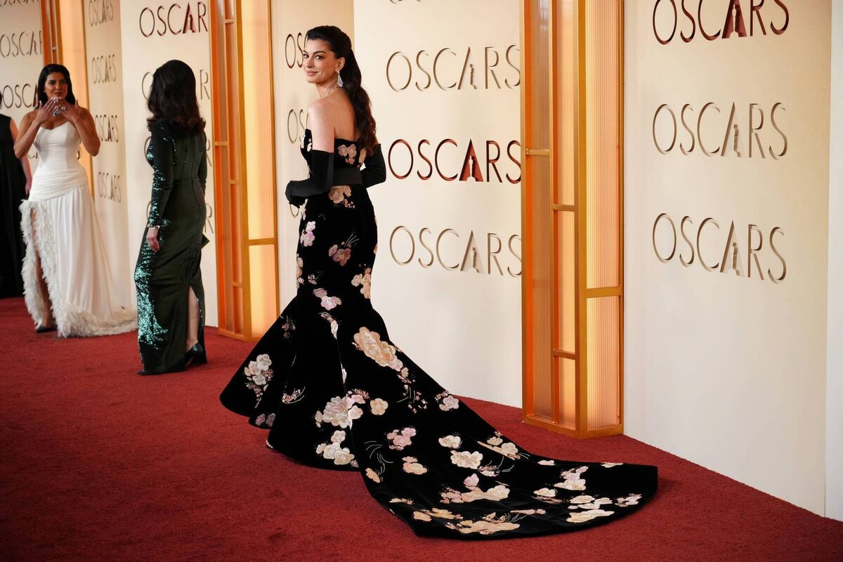 Anne Hathaway arrives at the Oscars at the Dolby Theatre in Los Angeles. (Photo by Jordan Strauss/Invision/AP)