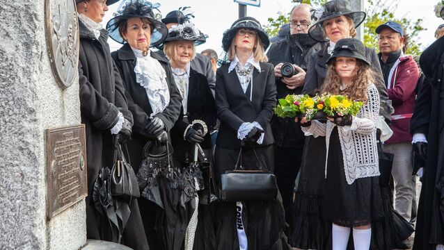 <p>Aimee Bardsley holding a wreath at the memorial in Cobh last year for the 113th anniversary of the sinking of the Titanic. Picture: Diane Cusack.</p>