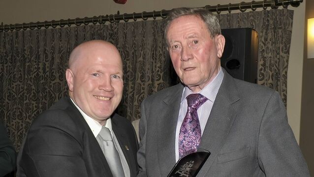 <p>Cork Boxing: Mick Devane of Riverstown BC, who turns 95 this week, receiving an appreciation plaque from Olympic Gold Medallist Michael Carruth during a function at the Commons Inn in 2017. Picture: Doug Minihane</p>