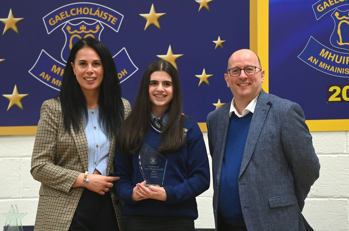 Sarote Ní Ailpín, Niamh Chiappa agus Marc Mac Gabhann le Gradam an Leas-Príomhoide Sarote Ní Ailpín, Niamh Chiappa agus Marc Mac Gabhann le Gradam an Leas-Príomhoide