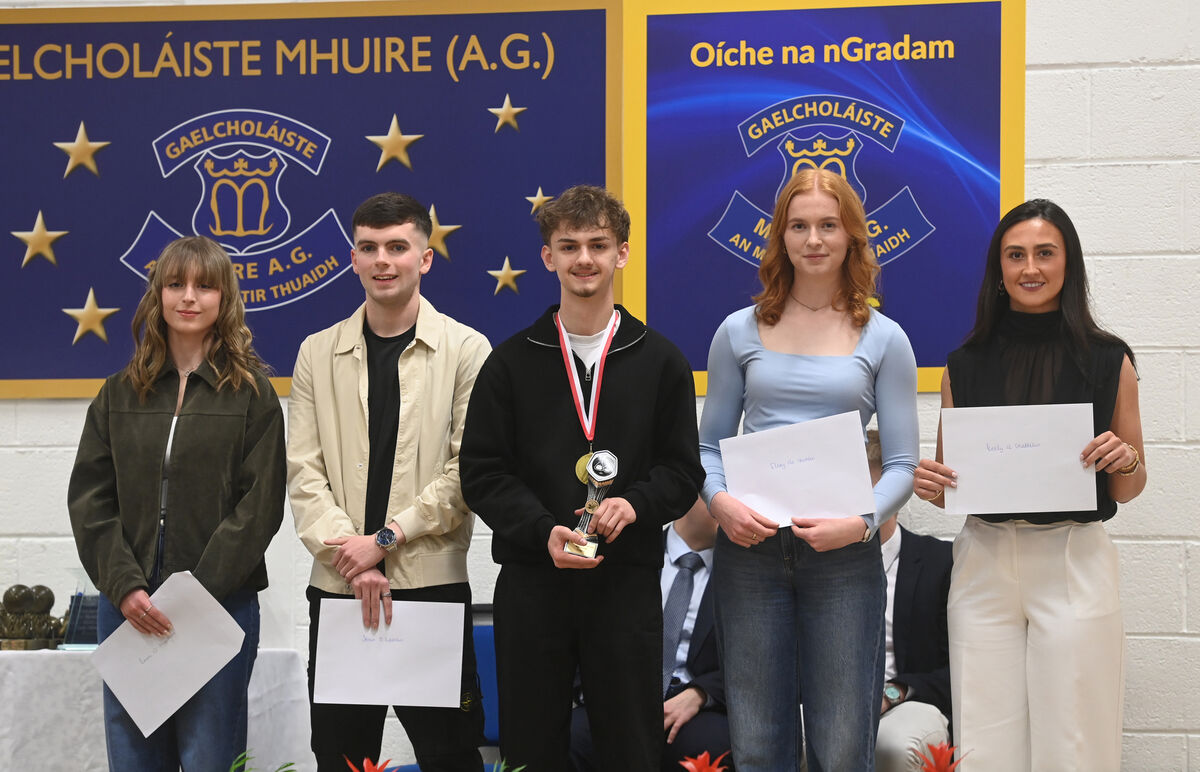 Scoláireachtaí UCC Emma Ní Mhathúna, Jeaic Ó Liatháin, Tomás Mortu, Elsey Nic Siomóin agus Keeley Ní Ghabhláin. Scoláireachtaí UCC Emma Ní Mhathúna, Jeaic Ó Liatháin, Tomás Mortu, Elsey Nic Siomóin agus Keeley Ní Ghabhláin.