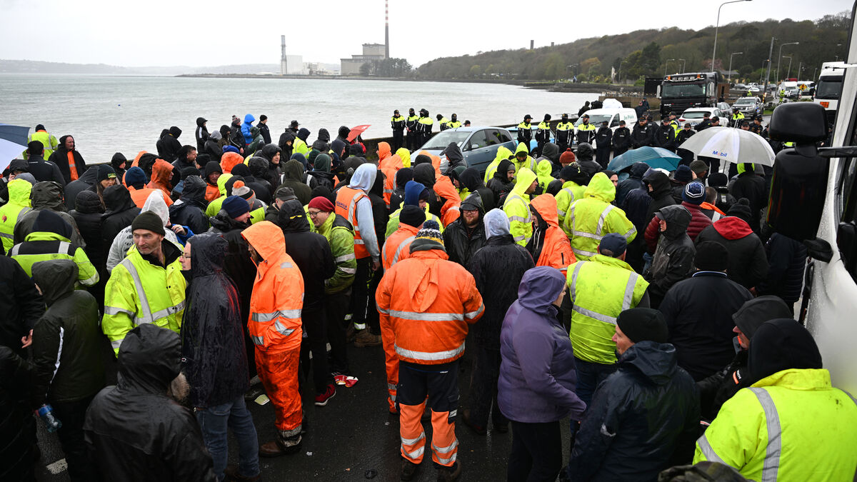 Water cannon arrives in Cork city amid protests at Whitegate oil refinery and fuel depots
