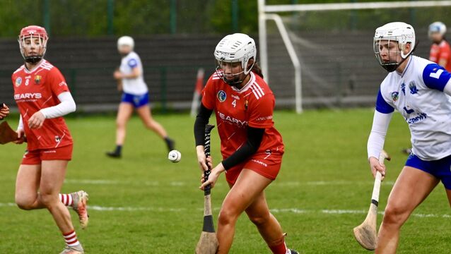 <p>Cork's Amy O’Riordan solos towards the goal. Pic by Noel Sweeney</p>