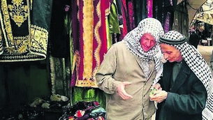 <p class="contextmenu internal_Caption">Sam Simpson haggling in a Hebron market on his stay in the West Bank</p>