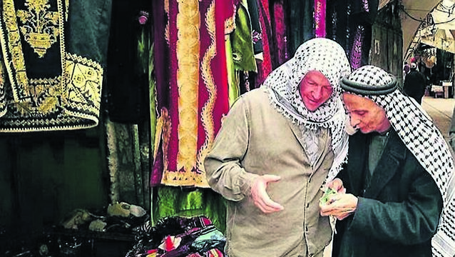 <p class="contextmenu internal_Caption">Sam Simpson haggling in a Hebron market on his stay in the West Bank</p>