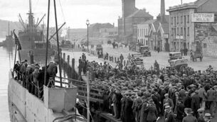 <p class="contextmenu internal_Caption">The submarine Nautilus docks in Cork for repairs prior to setting out on a Polar expedition in 1931</p>