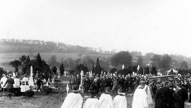 <p class="contextmenu internal_Caption">A mass funeral for the victims of the Lusitania disaster at the Old Cemetery in Cobh in 1915</p>