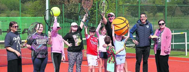 Cheque presentation by Louise Wallace (right), courtesy of ESB, to Marc Khalifa, president of Douglas Laww Tennis Club, during the visually impaired tennis programme at Douglas Lawn Tennis Club; included are members of the group, some helpers, and coach Aidan Cotter (centre).