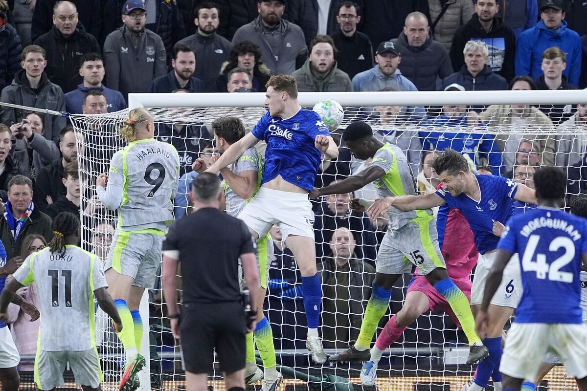 Everton's Jake O'Brien scores their side's second goal during the Premier League match against Man City at Hill Dickinson Stadium, Liverpool. Picture: Peter Byrne/PA Wire