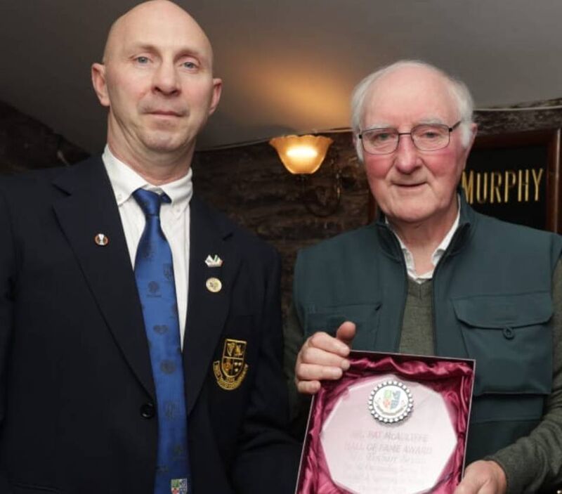 Niall O’Donovan presenting the Pat McAuliffe Hall of Fame Award to Finbarr Bevan in the Kiln at Heineken Brewery.
