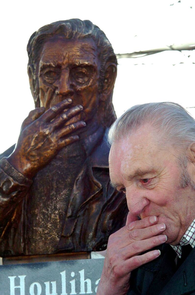 The late Con Houlihan was regarded as one of Ireland's finest sports writers and columnists. He is pictured alongside a bust in his honour. Picture by Don MacMonagle The late Con Houlihan was regarded as one of Ireland's finest sports writers and columnists. He is pictured alongside a bust in his honour. Picture by Don MacMonagle