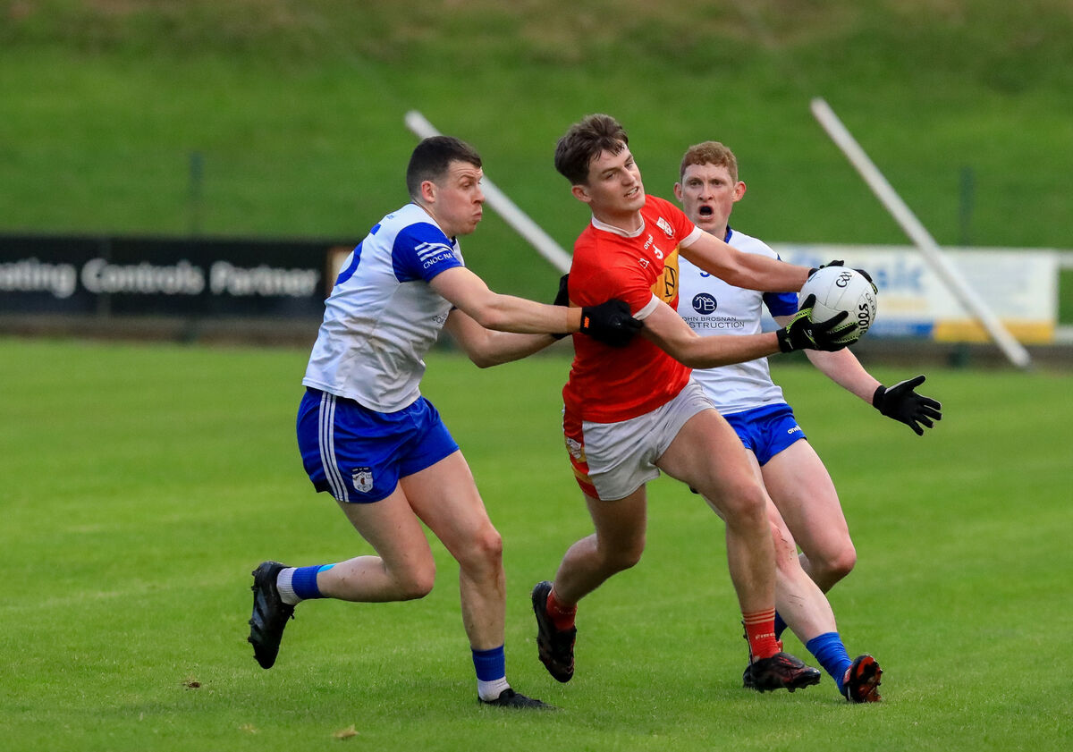 Éire Óg's Darragh Clifford breaks through the tackle on Friday night. Picture: David Creedon