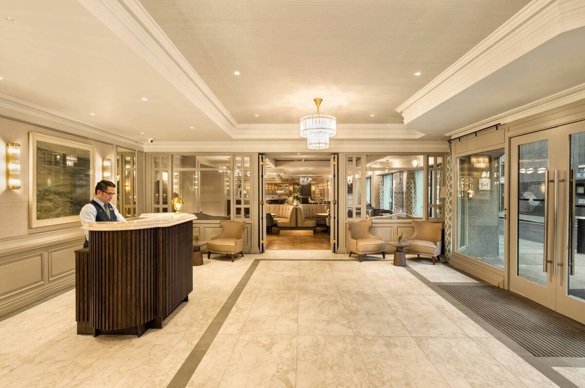 The lobby had the feel akin to that of a family hotel. The lobby had the feel akin to that of a family hotel.