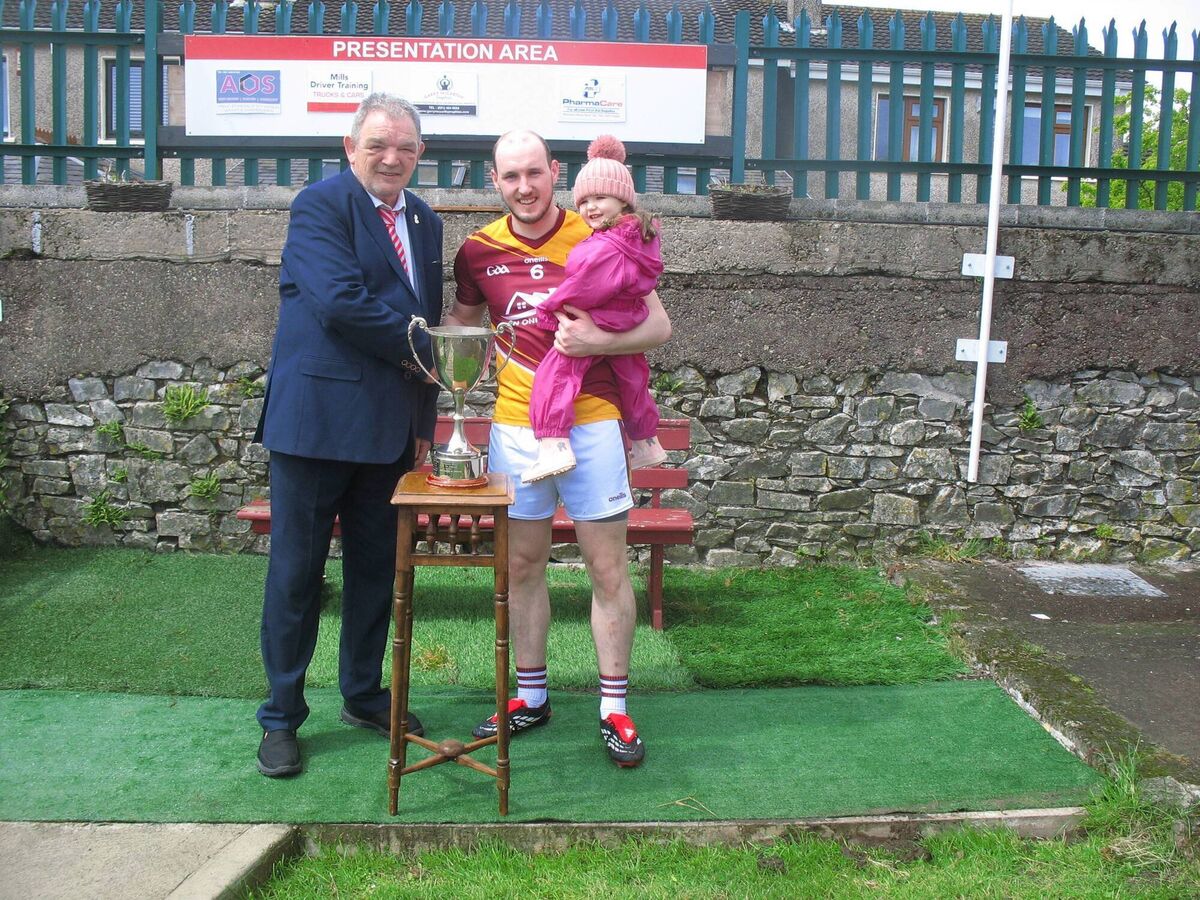 Mick Buckley (Seandún chairman) presenting the trophy to Whitechurch winning captain Killian Ryan. Mick Buckley (Seandún chairman) presenting the trophy to Whitechurch winning captain Killian Ryan.