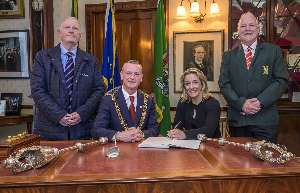 Champion boxer Christina Desmond signing the visitors book at Cork City Hall with Lord Mayor Fergal Dennehy, County Boxing Board President Michael O’Brien and County Board Sponsor Conal Thomas. Picture: Doug Minihane