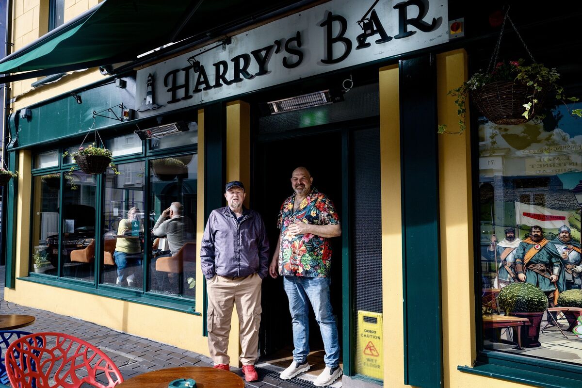 Graham D’Alton, owner of Harry’s Bar, pictured outside the pub in Kinsale with a regular customer. Picture Chani Anderson Graham D’Alton, owner of Harry’s Bar, pictured outside the pub in Kinsale with a regular customer. Picture Chani Anderson