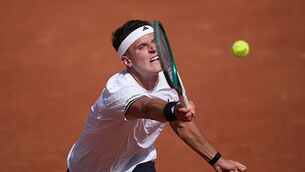 Jakub Mensik collapses on court amid intense French Open heat Jakub Mensik collapses on court amid intense French Open heat