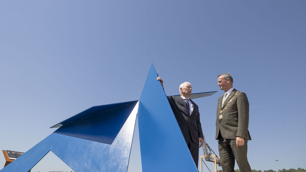Current and former lord mayor unveil refurbished Cork sculpture