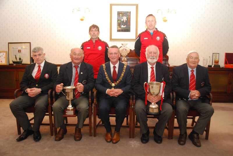Members of the Cork Youth League on their recent visit to the City Hall, Sitting: Mr Eddie McEvoy, Richie Brown, Lord Mayor Fergal Dennehy, Sean O’Sullivan and Christy Byrne. Standing: Managers Don O’Mahony and Conor Murray. KD Members of the Cork Youth League on their recent visit to the City Hall, Sitting: Mr Eddie McEvoy, Richie Brown, Lord Mayor Fergal Dennehy, Sean O’Sullivan and Christy Byrne. Standing: Managers Don O’Mahony and Conor Murray. KD