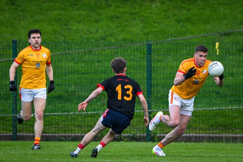 Éire Óg’s Donncha Kelly releases a pass under pressure against Newcestown. Picture: Chani Anderson Éire Óg’s Donncha Kelly releases a pass under pressure against Newcestown. Picture: Chani Anderson