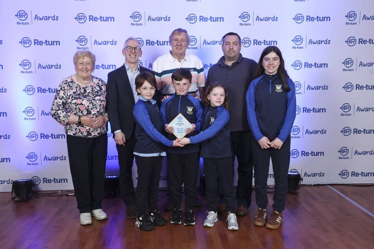 Students and teachers from Kildorrery National School, Cork, winners of €1,000 for their Re-turn Heroes Award-winning initiative.	Picture: Conor McCabe Photography
                    