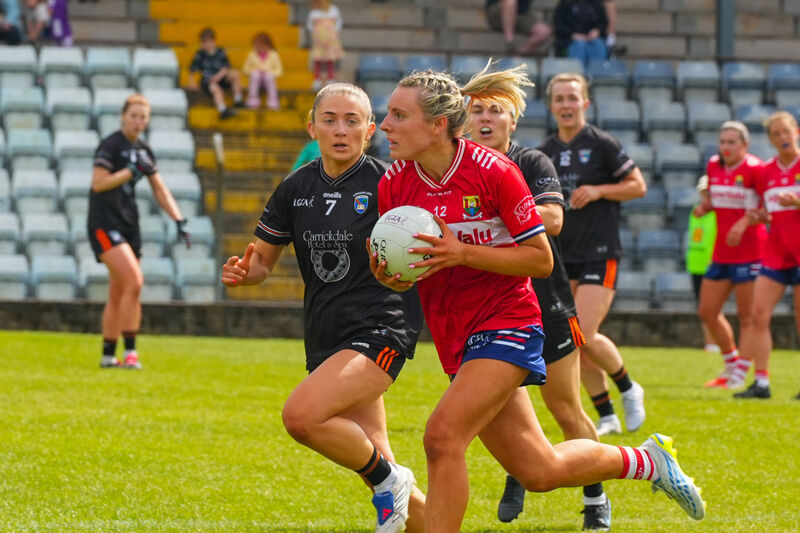 Cork’s Emma Cleary keeps her eye on the goals Armagh’s Grace Ferguson closes in. Picture by Noel Sweeney Cork’s Emma Cleary keeps her eye on the goals Armagh’s Grace Ferguson closes in. Picture by Noel Sweeney