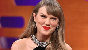 Alana Haim reveals she made Taylor Swift’s NBA game T-shirt Alana Haim reveals she made Taylor Swift’s NBA game T-shirt