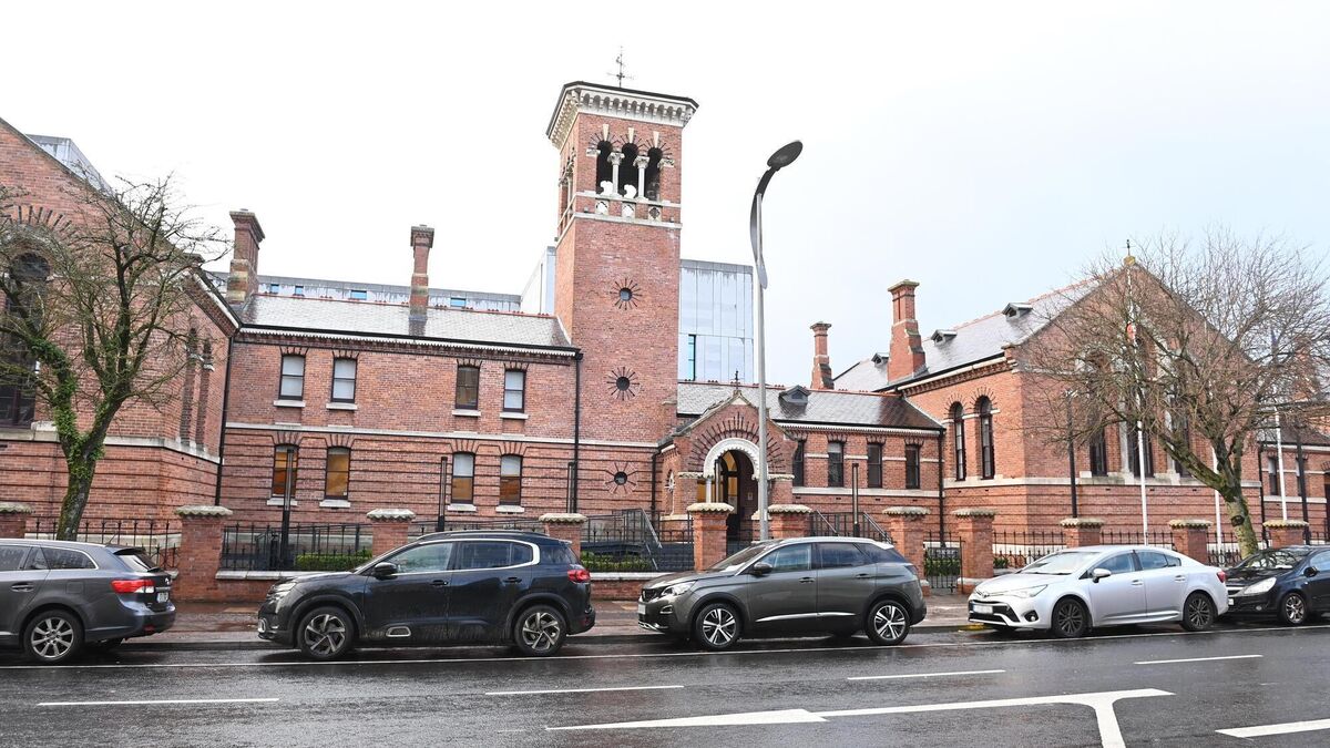 Bench warrant issued after reports of man running down Cork city street with kitchen knife
