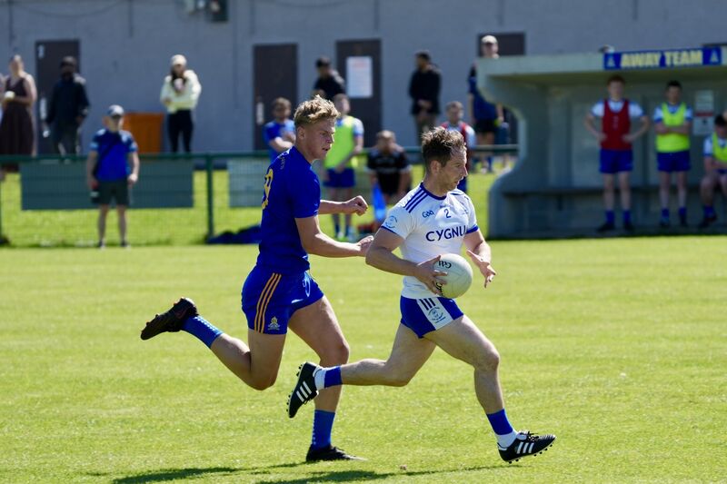 St Finbarr's Thomas Egan closes in on Cill Na Martra’s Danny Ó Conaill. Picture by Noel Sweeney