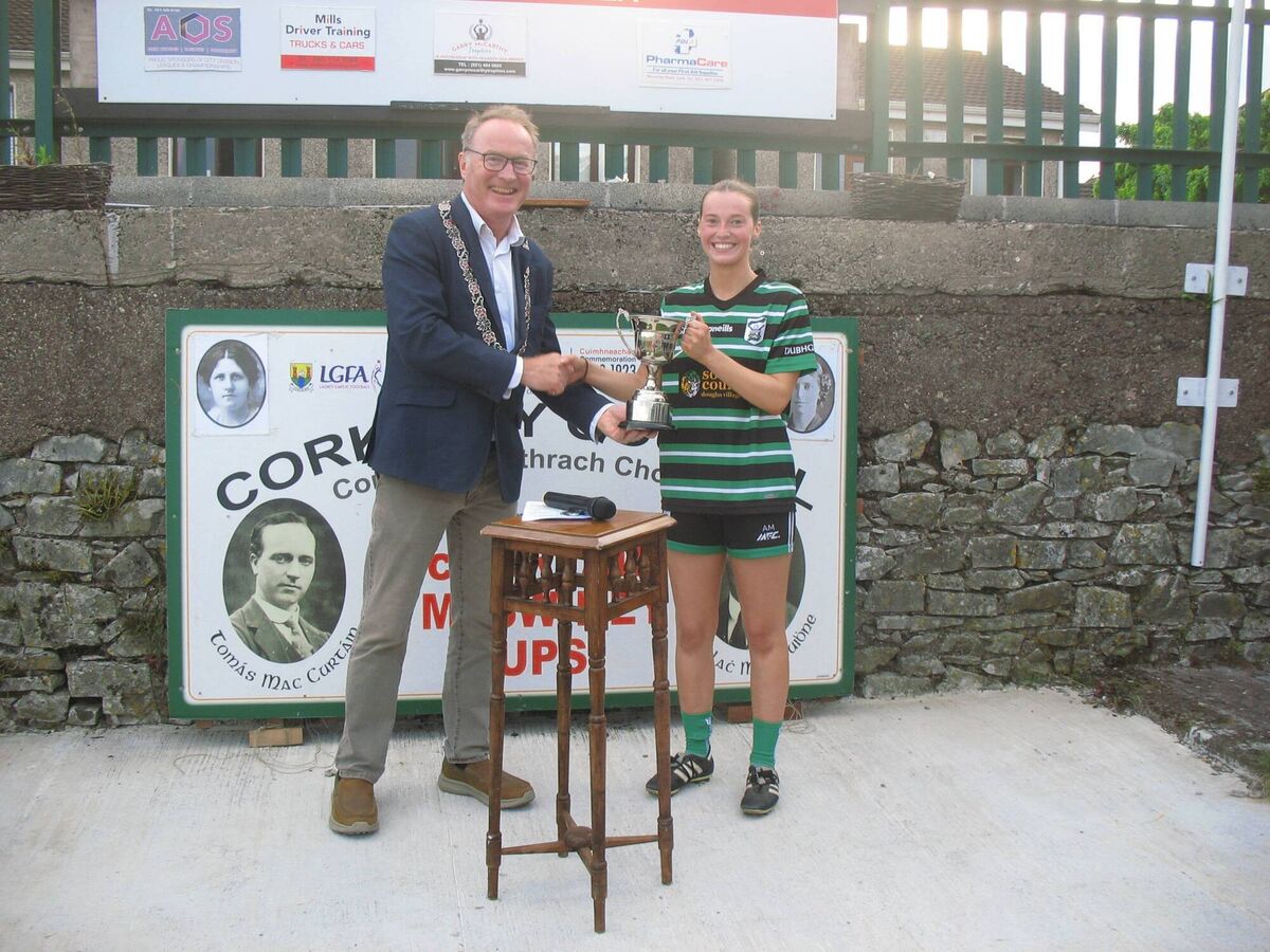 Cllr Des Cahill, representing the Lord Mayor, presents the Eilís McCurtain Cup to Douglas winning captain Anna Murphy 