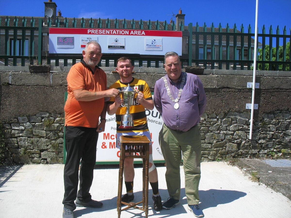 Seandún chairman Mick Buckley presenting the trophy at Ballinlough to Na Piarsaigh captain Luke Murphy in the presence of Cllr Dan Boyle, representing the Lord Mayor. Seandún chairman Mick Buckley presenting the trophy at Ballinlough to Na Piarsaigh captain Luke Murphy in the presence of Cllr Dan Boyle, representing the Lord Mayor.
