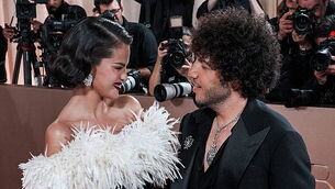Selena Gomez sings in Spanish with husband Benny Blanco in his new music video Selena Gomez sings in Spanish with husband Benny Blanco in his new music video