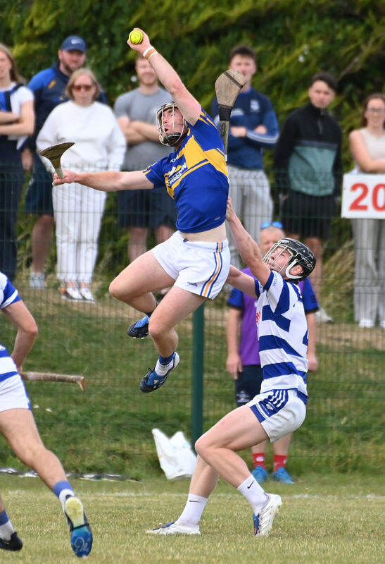 Carrigtwohill's James Mulcahy plucks the sliotar from the air from Inniscarra's Cormac Dineen. Picture: Eddie O'Hare Carrigtwohill's James Mulcahy plucks the sliotar from the air from Inniscarra's Cormac Dineen. Picture: Eddie O'Hare