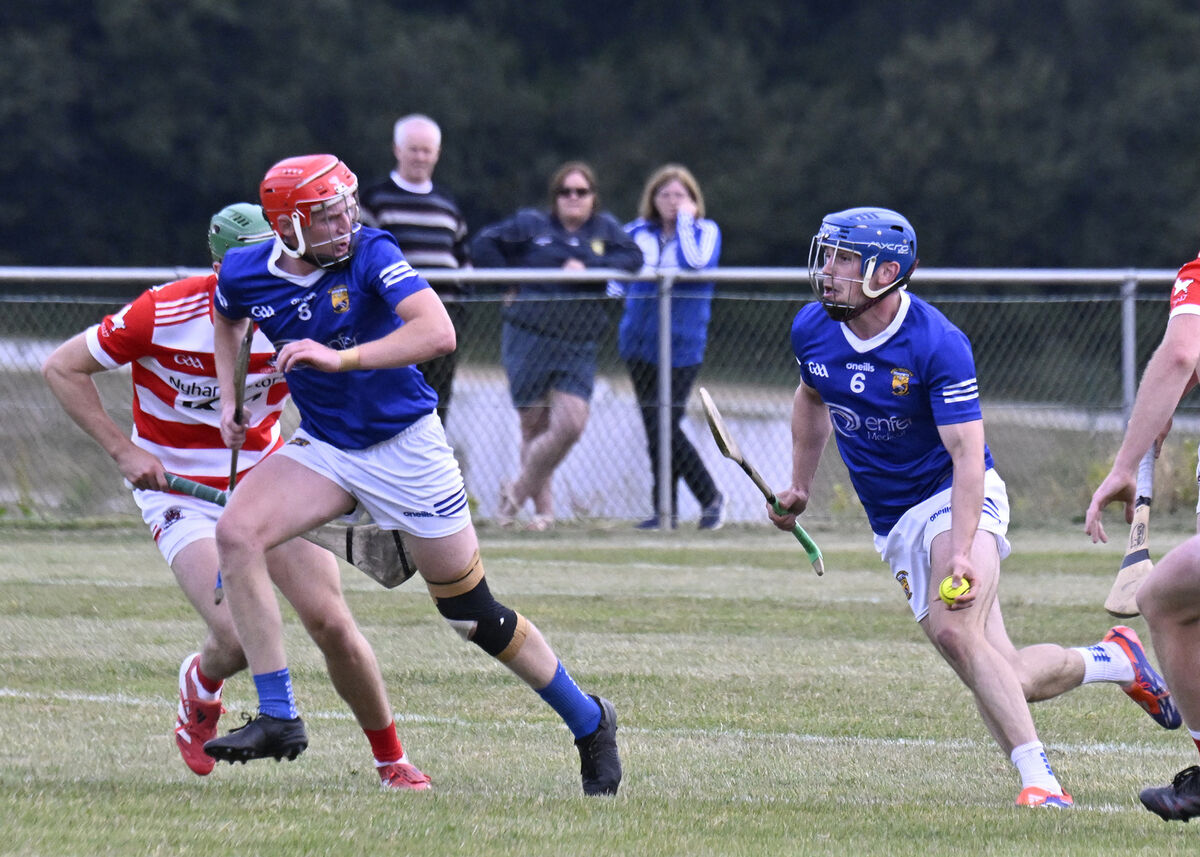 Ballinhassig's Darragh O'Sullivan pops a pass to Brian Lynch. Picture: Martin Walsh. Ballinhassig's Darragh O'Sullivan pops a pass to Brian Lynch. Picture: Martin Walsh.