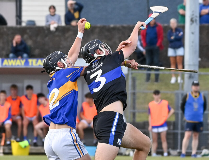 Carrigtwohill's Sam Ring wins possession ahead of Sarsfields' Tom O'Flynn during their Premier 1 MHC clash at Carrigtwohill. Picture: David Keane Carrigtwohill's Sam Ring wins possession ahead of Sarsfields' Tom O'Flynn during their Premier 1 MHC clash at Carrigtwohill. Picture: David Keane