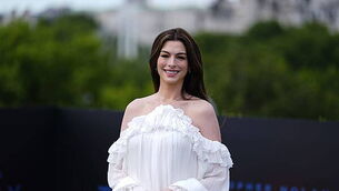 Anne Hathaway appears as haunting author in eerie new psychological thriller Anne Hathaway appears as haunting author in eerie new psychological thriller