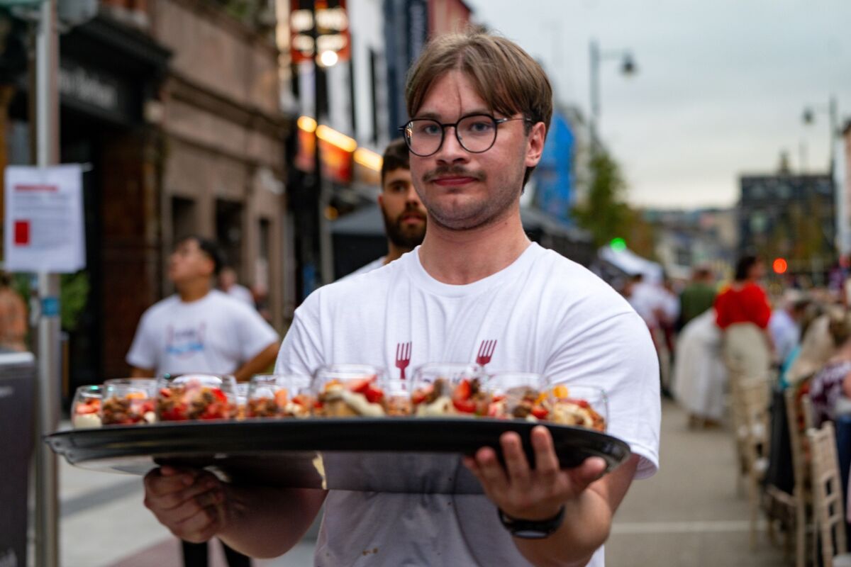 The dessert is served to diners. The dessert is served to diners.