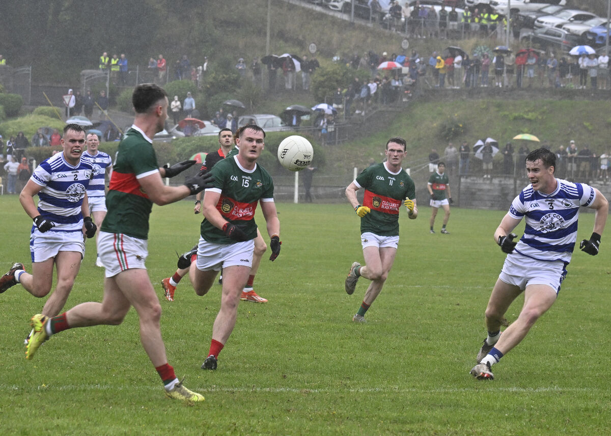 Conor Daly grabs the ball as Thomas O'Mahony closes in. Picture: Martin Walsh.
