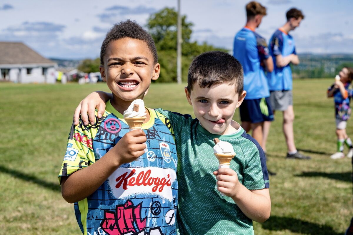 Eddie O’Bonner and Theo Casaletto enjoy ice creams with their excited group at Kellogg’s Cúl Camp at Passage West GAA. Picture: Chani Anderson Eddie O’Bonner and Theo Casaletto enjoy ice creams with their excited group at Kellogg’s Cúl Camp at Passage West GAA. Picture: Chani Anderson