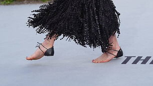 Margaret Qualley walks white carpet in barefoot Chanel sandals Margaret Qualley walks white carpet in barefoot Chanel sandals