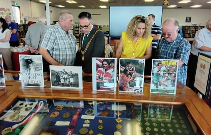 В библиотеке Mayfield открылась редкая выставка спортивных медалей