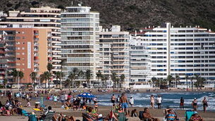 1229028227 SPAIN-HEALTH-VIRUS-BEACH-FEATURE