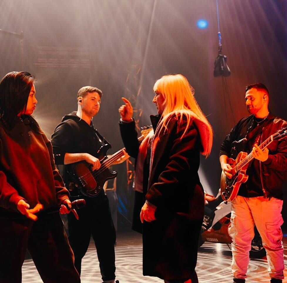 Elaine Courtney directing cast members of Rock it Out!, the current Circus Extreme touring production. Elaine Courtney directing cast members of Rock it Out!, the current Circus Extreme touring production.