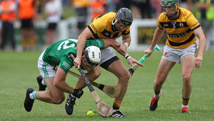 <p> Keith Buckley and Ciaran Flynn, Na Piarsaigh, tackle Barry Walsh, Killeagh, last season. Picture: Jim Coughlan.</p>