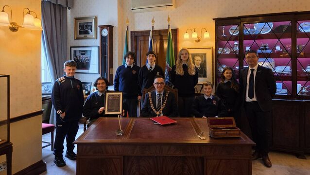 <p>North Monastery history club students with Lord Mayor and past pupil Damian Boylan.</p>