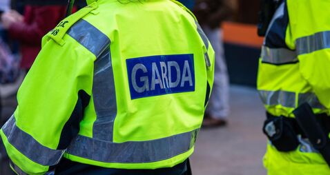 2HWER97 Garda inscription on a police jacket from Ireland
