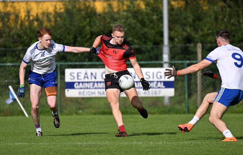 Séamas Ó Tuama has his jersey pulled by Pádraig Ó hÉalaithe, Cill na Martra. Picture: Larry Cummins Séamas Ó Tuama has his jersey pulled by Pádraig Ó hÉalaithe, Cill na Martra. Picture: Larry Cummins