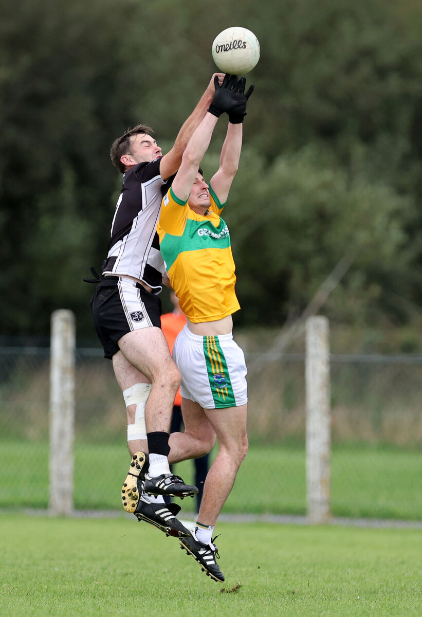  David Lynch, Glanmire, rises high with Joe O'Neill, Castletownbere. Picture: Jim Coughlan.